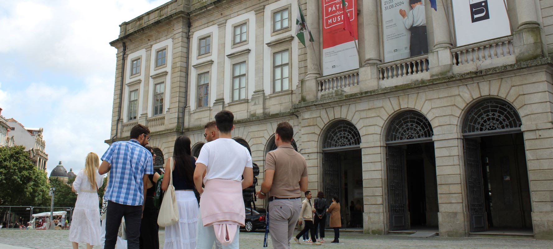 People looking at Avenida dos Aliados